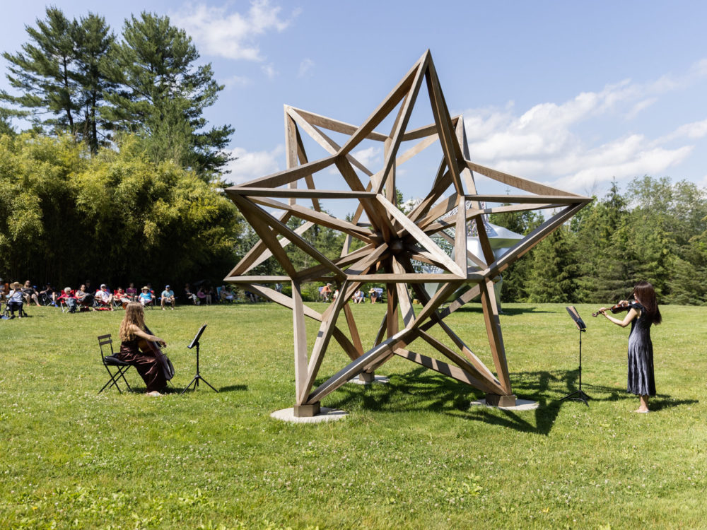 Two musicians play to Frank Stella's star